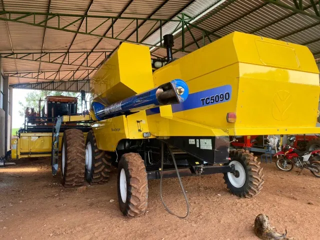 Colheitadeira New Holland TC 5090 ano 2011