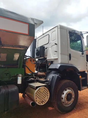 Caminhão distribuidor de calcário 