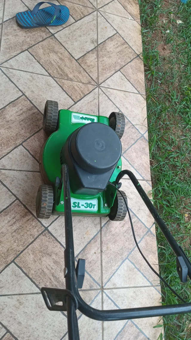 Maquina de cortar grama .funciona mas está com defeito 