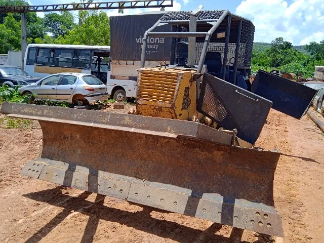 Trator esteira pronto para trabalhar 