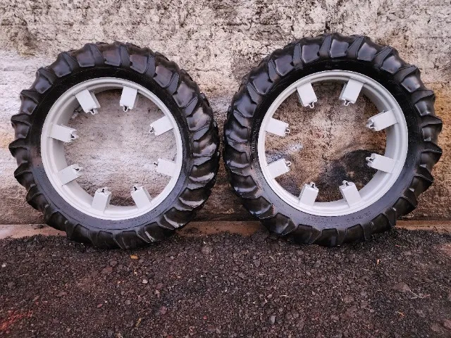 Par de Pneus Agrícolas Finos para Pulverização 13.6-38 Completos Usados