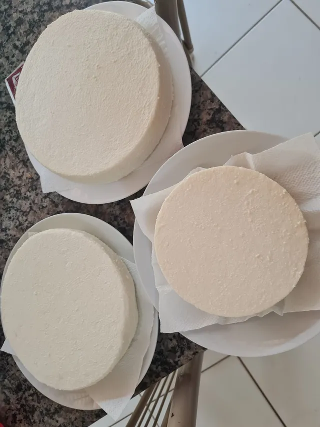 Queijo fesco e meia cura direto da roça. 