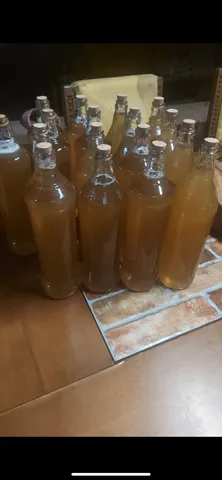 litros e favos de mel