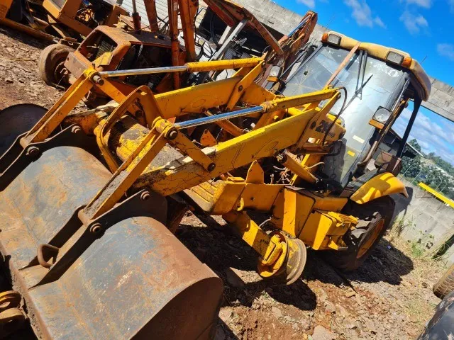 Sucata retroescavadeira JCB 214 4X2 ANO 2001 para retirada de peças.