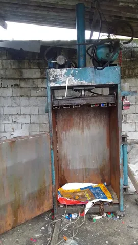 Vende-se prensa enfardadeira/trifásica 
