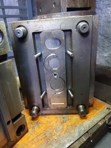 Molde de aplique de canudo injetado plástico.