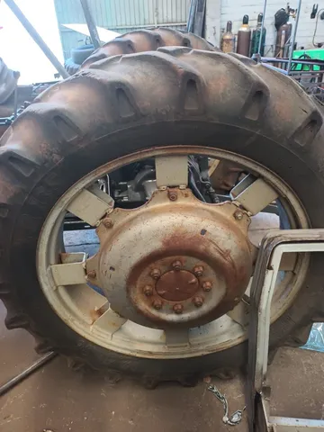 2 Pneus finos para trator