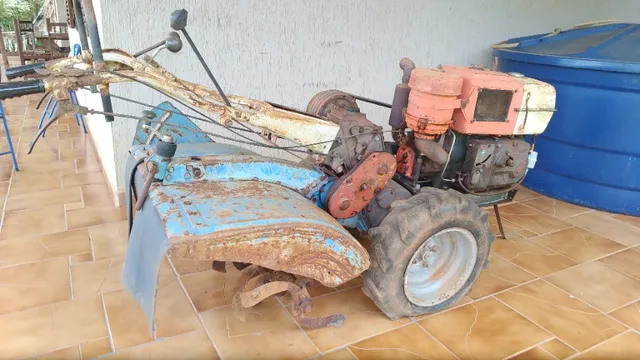 Trator Tobatta AR110M com Enxada Rotativa