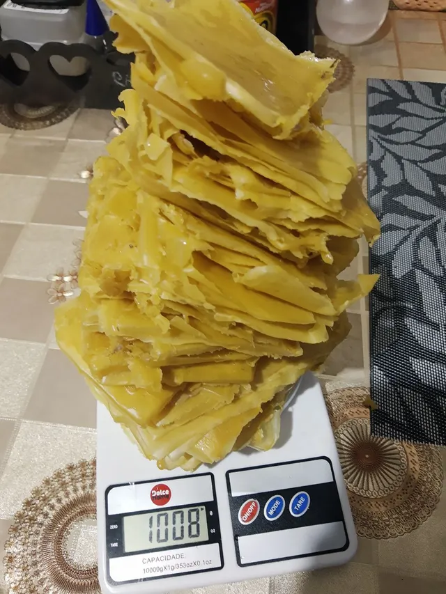 Enxame de abelhas e Cera mista laminada 170 reais o kilo