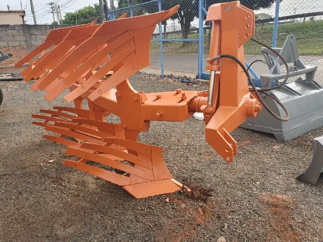 Arado de 3 aivecas reversível no pistão hidráulico 