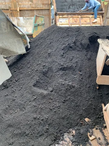 Cargas de Terra preta peneirada (7 e 14 metros cúbicos) 