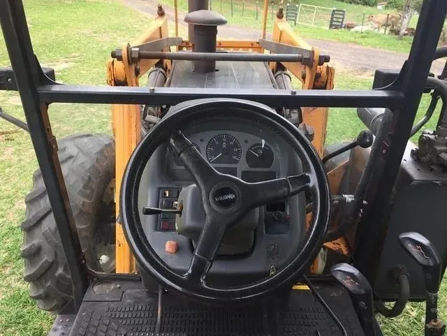 Trator bem trabalhado, só pegar e trabalhar 