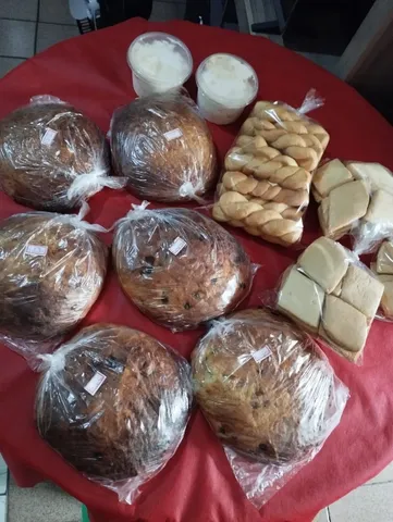 Bolos de fubá, biscoitos e queijos caseiros da roça 