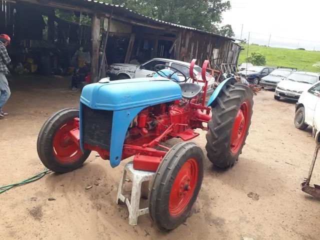 Vendo trator Ford 