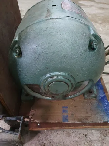 Motor trifásico da marca Arno