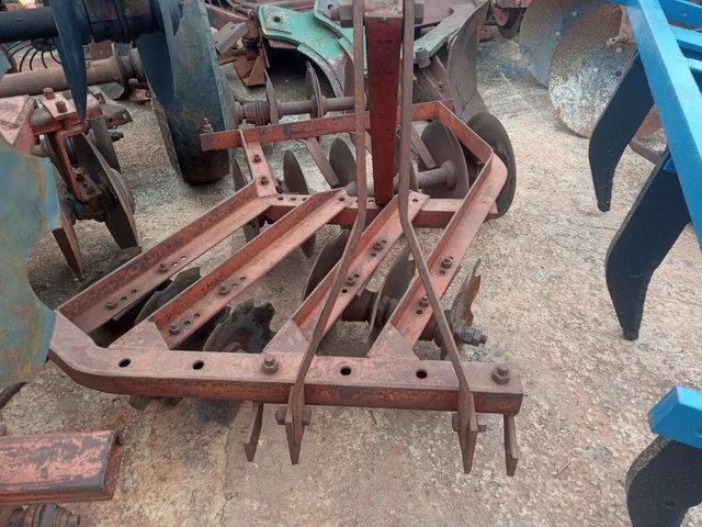 Grade Trevisan 12 discos, trator Agrale.