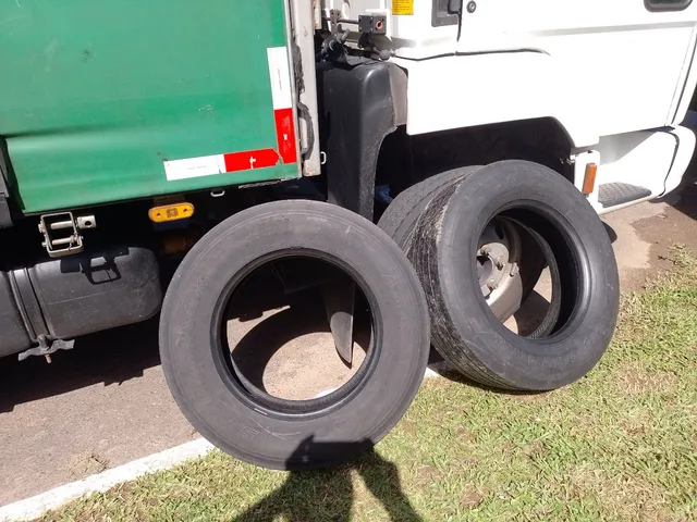 Barbada 2 pneus de caminhão 3/4 R$ 490 pra hj chama *