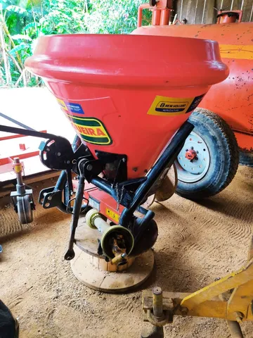 Distribuidor de uréia e carreta para trator 