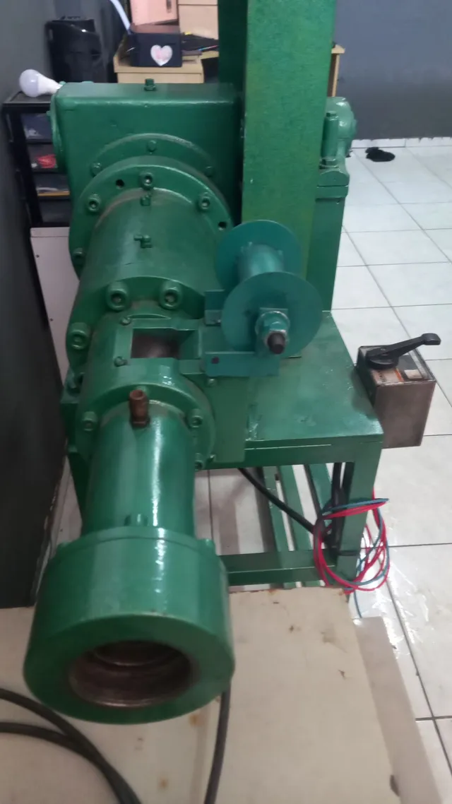 Extrusora de borracha com rolo alimentador 