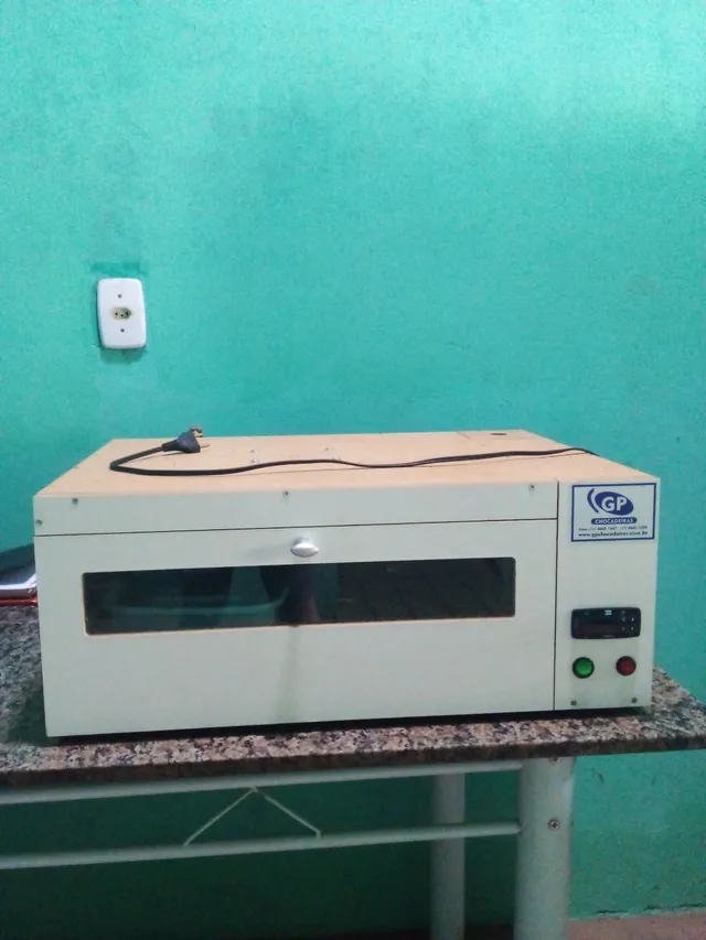 Vendo uma chocadeira p 100 ovos 