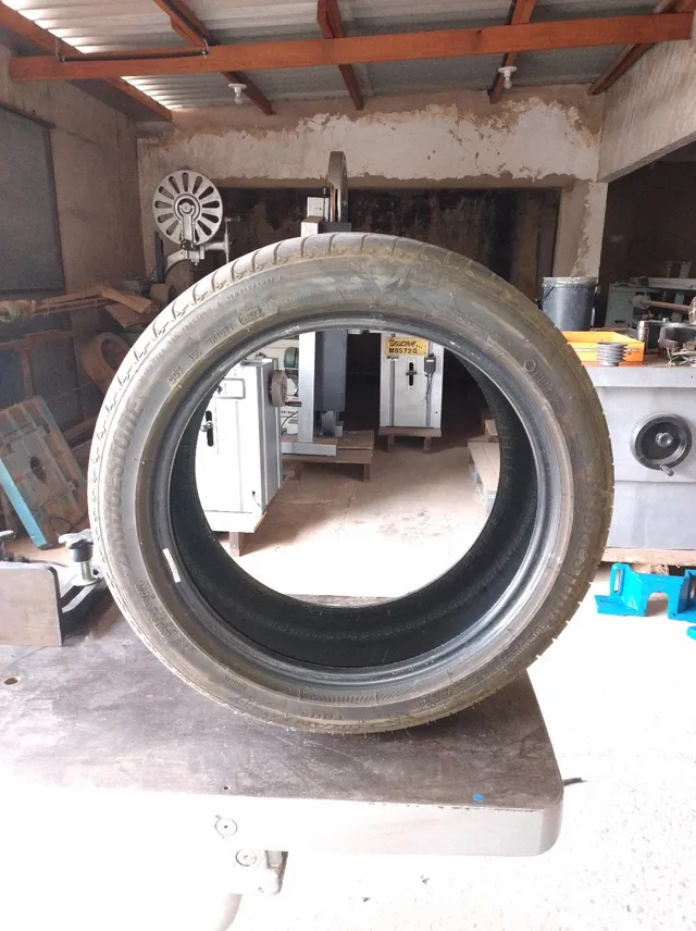 Pneu BRIDGESTONE 225-45-17semi novo 180 reais