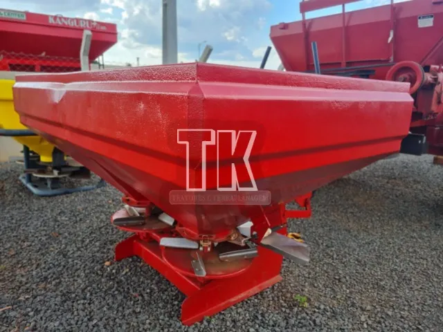 Distribuidor de Calcario e Adubos Jan Lancer 1300 - TK Tratores Nova Andradina - MS 