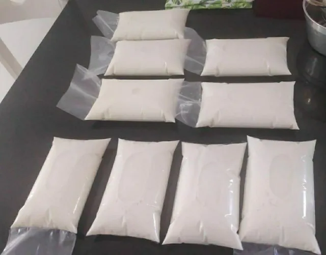 Leite de cabra direto da fazenda para sua mesa .