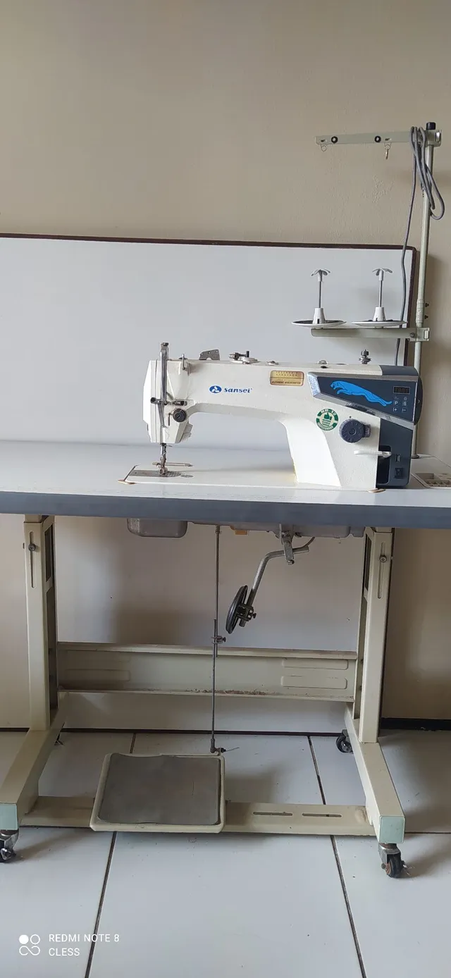 Máquina de costura industrial Sansei reta direct drive.