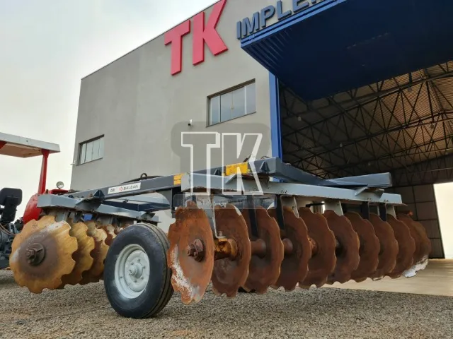 Grade Aradora de Controle 20 x 28 Intermediaria - TK Tratores Nova Andradina - MS 
