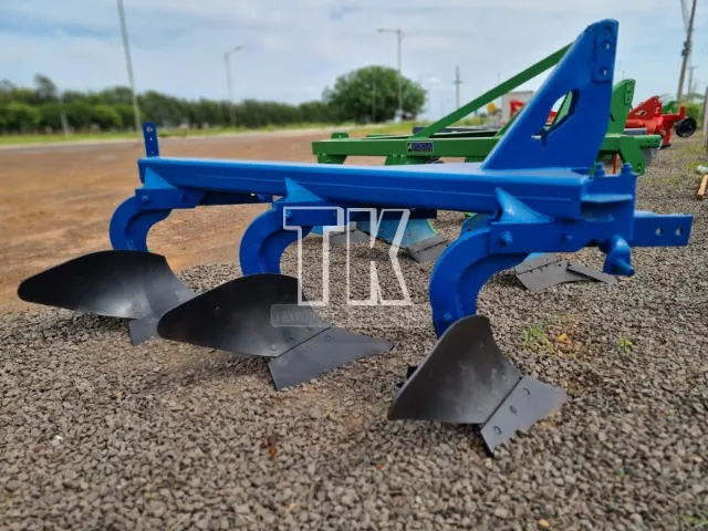Arado de Aiveca de 3 bicos Baldan - TK Tratores Nova Andradina - MS