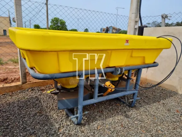 Semeadeira / Adubadeira Triton modelo 1300 - TK Tratores Nova Andradina - MS 