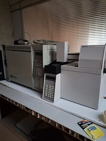 Cromatógrafo Gasoso HP - 5890 Com amostrador