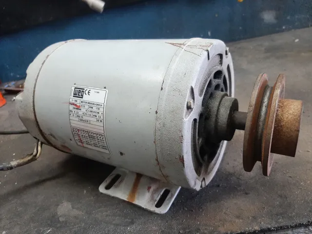 Motor trifásico 1,5 CV WEG 1720 RPM funcionando c/ polia