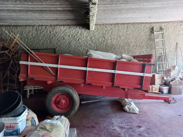Carreta um eixo semi nova 