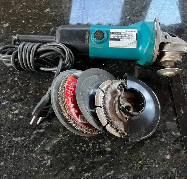 Esmerilhadeira Makita 9524 NB