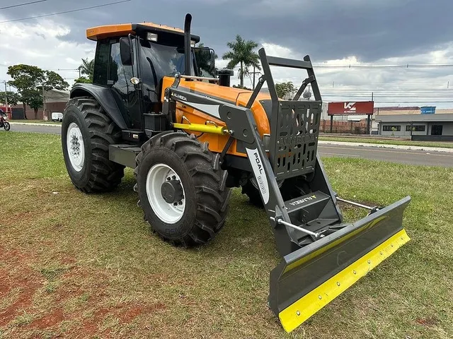 TRATOR VALTRA COM LÂMINA 