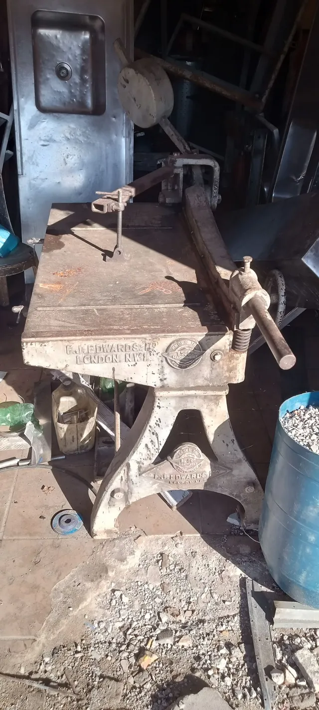 Guilhotina de chapa manual 