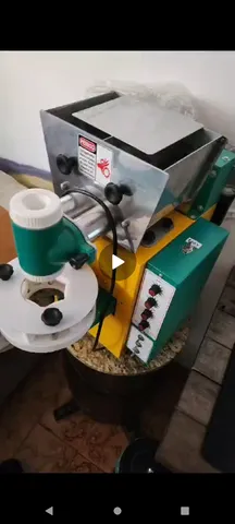 Máquina de salgados e masseira Vendo ou troco 5.500 as duas