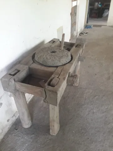 moinho de milho antigo madeira massisa talhado na mão com pedra de mo