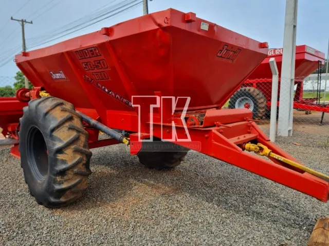 Distribuidor de Calcário e fertilizantes 5500 kg Jumil - TK Tratores Nova Andradina - MS