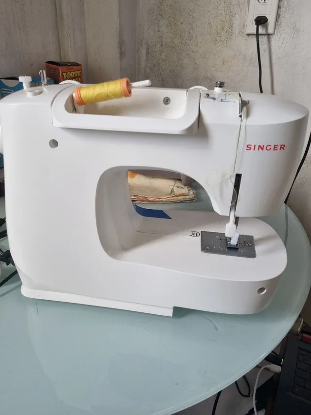 Maquina de costura seminova