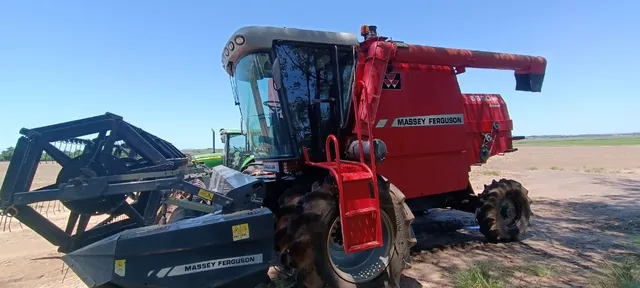 Colheitadeira MF 5650 4x4 ano 2011 com plataforma de 18 pés rígida.