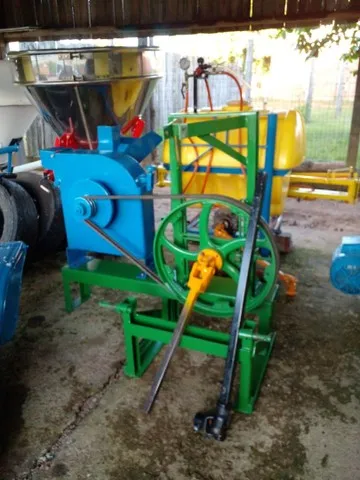 Triturador forrageiro trator