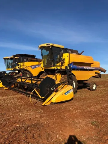 Colheitadeira New Holland TC5070 ano 2012 com plataforma de 20 pés fléx.