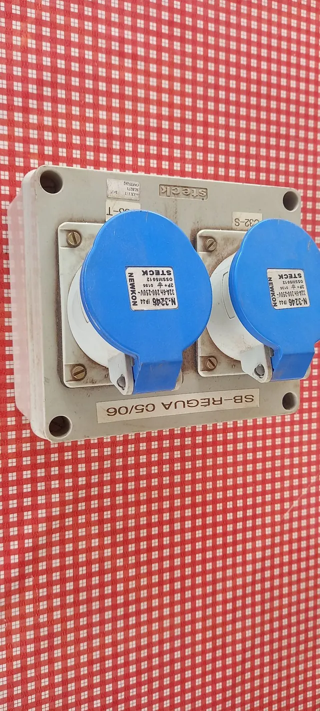 Tomadas steck dupla 2P+T seminova