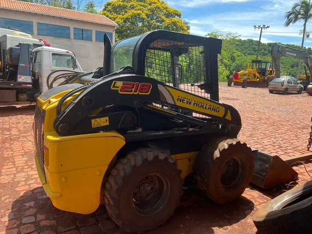 MINI CARREGADEIRA L218 CABINE ABERTA ANO 2013 COM 5000 HRS DE USO