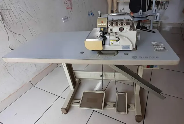 Maquina de Costura Overloque com arremate