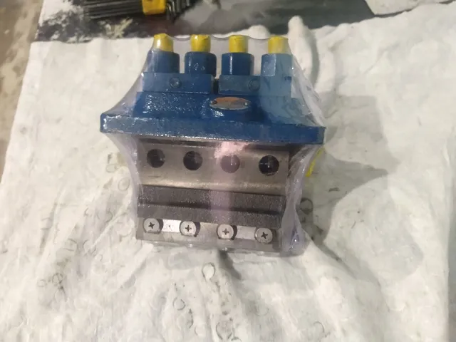 Mini carregadeira Bomba injetora !!! Leia o anúncio !!!
