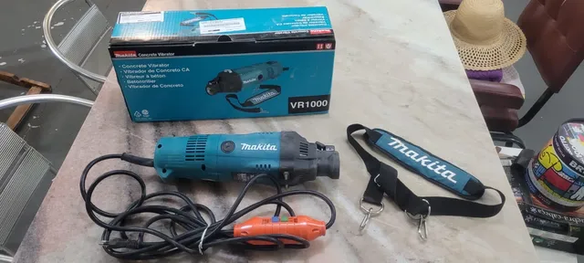 Vibrador de Concreto 2200W sem Mangote - MAKITA-VR1000