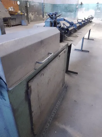 Máquina de endireitar e cortar